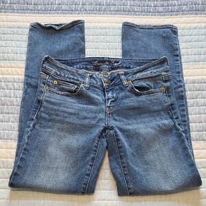 American Eagle Outfitters Women's Straight Leg Jeans in Medium Blue Wash